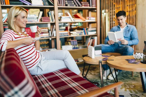 Belle femme se détendre après avoir étudié — Photo