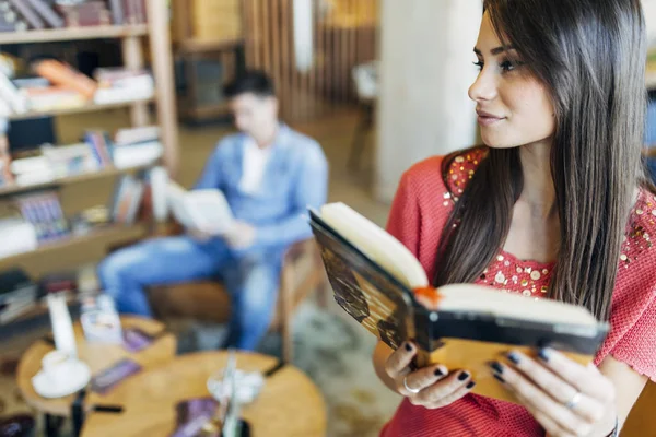 Schöne Frau liest Buch — Stockfoto