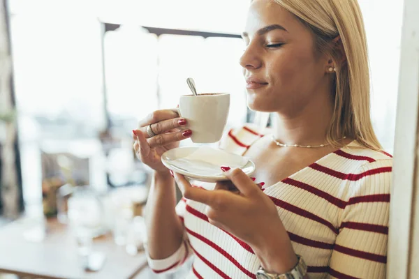 Hermosa mujer bebiendo café —  Fotos de Stock