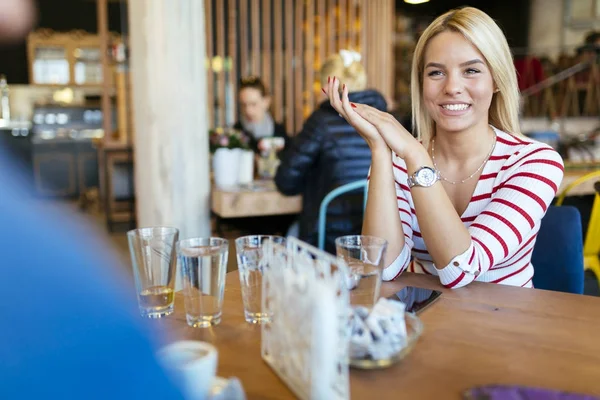 Hermosa mujer descansando en la cafetería —  Fotos de Stock