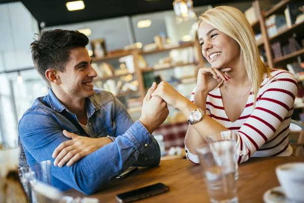 Casal apaixonado flertando no restaurante — Fotografia de Stock