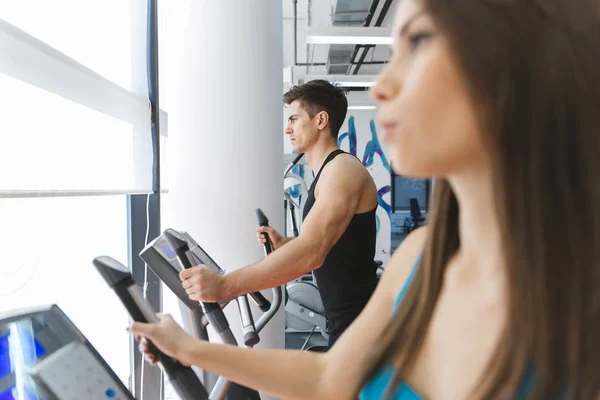 Gente haciendo ejercicio en el gimnasio — Foto de Stock