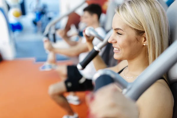 Personer som tränar på gym — Stockfoto