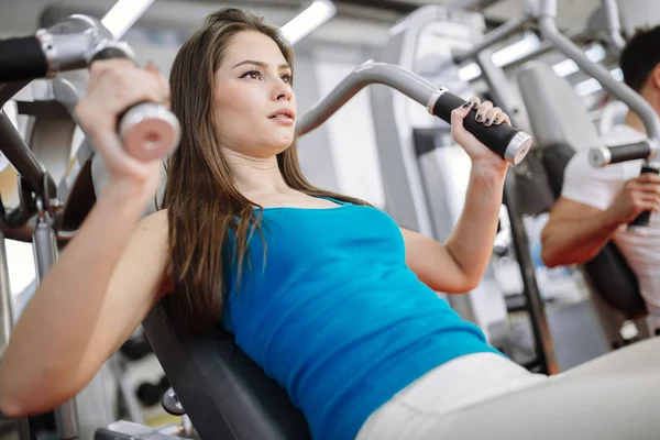 Gente haciendo ejercicio en el gimnasio —  Fotos de Stock