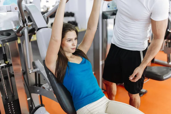 Güzel bir kadın spor salonunda egzersiz — Stok fotoğraf