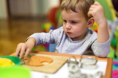 Kil ile çalışan bir küçük çocuk