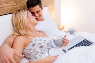 Çift yatakta kahve ile rahatlatıcı