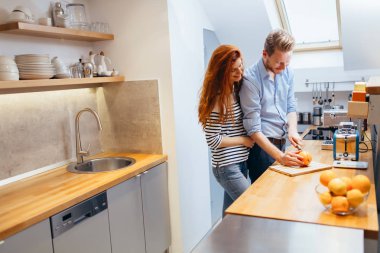 Mutlu çift organik meyve suyu yapım