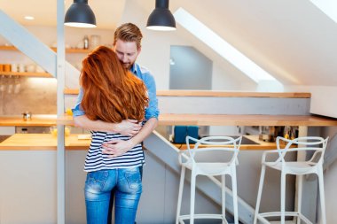 Çift onların yeni ev için mutlu