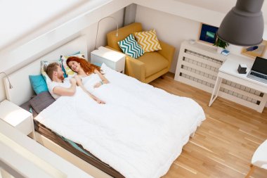 Romantik Çift yatakta dinleniyor