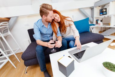 Güzel çift dizüstü bilgisayarda çalışma