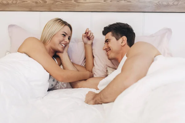 Влюбленная пара, лежащая на кровати — стоковое фото