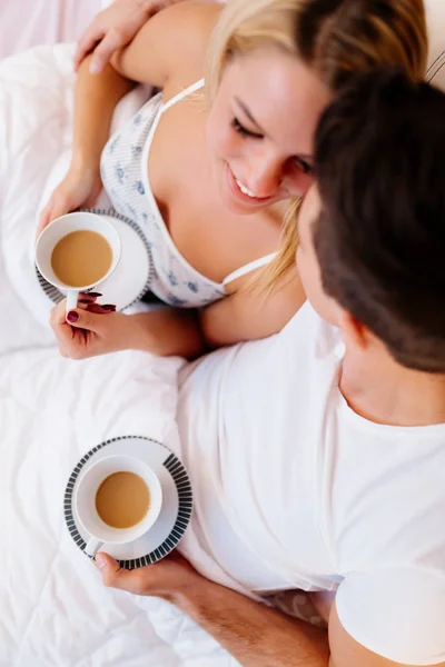Влюбленная пара, держащая кофе — стоковое фото