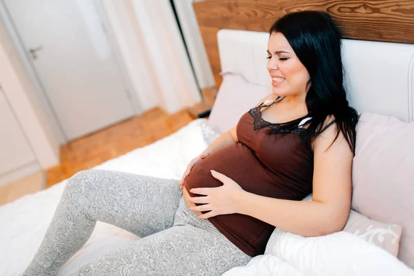 Pijnlijke uitdrukking op zwangere vrouw gezicht — Stockfoto