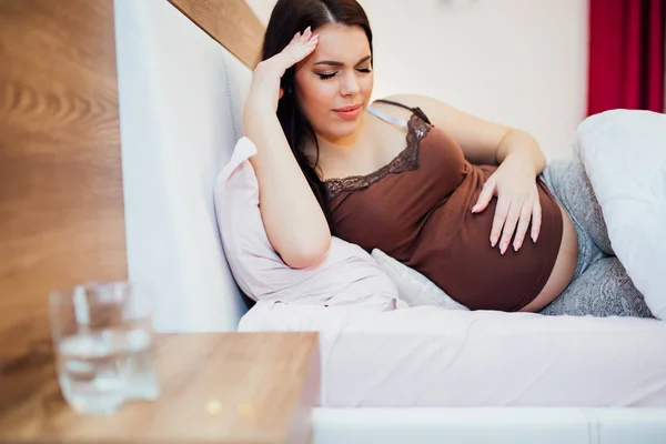 Donna incinta che ha un brutto mal di testa — Foto Stock