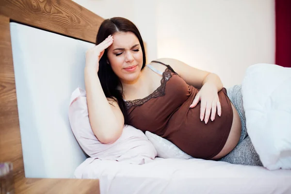 Mujer embarazada luchando con dolor de cabeza — Foto de Stock