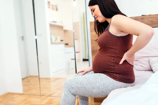 Έγκυος γυναίκα έχοντας πίσω μυϊκούς πόνους — Φωτογραφία Αρχείου