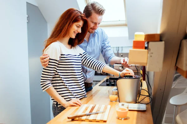 Man en vrouw maken van jus d'orange — Stockfoto