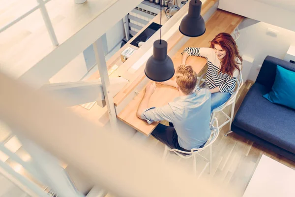 Beau couple dans une maison vierge — Photo