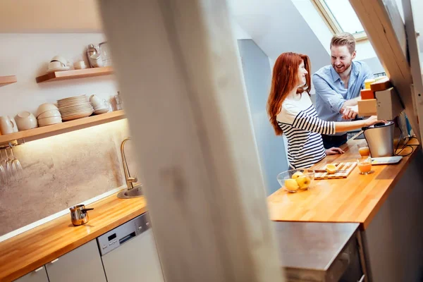 Attraktives Paar in der Küche — Stockfoto