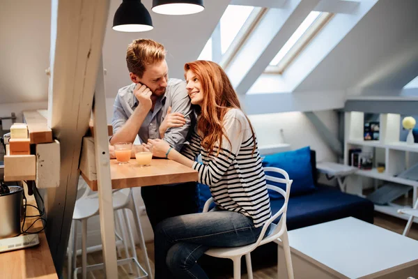 Pareja feliz vinculación en casa — Foto de Stock