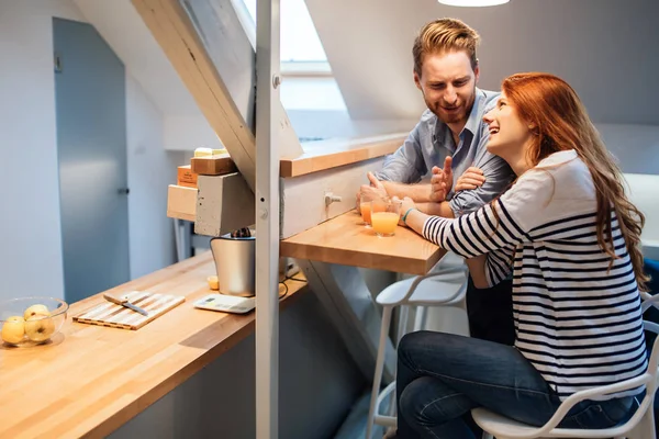 Pareja feliz vinculación en casa — Foto de Stock