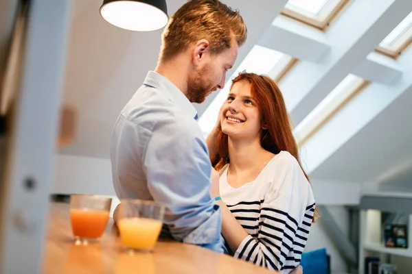 Paar verliefd praten lachend thuis — Stockfoto