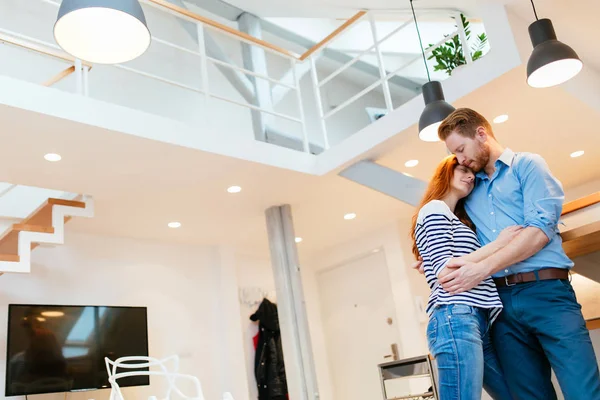 Pareja disfrutando de su nuevo hogar —  Fotos de Stock