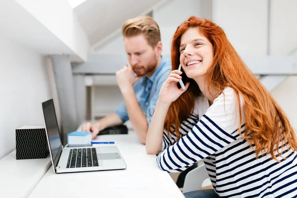 Mulher bonita chamando em um escritório branco — Fotografia de Stock