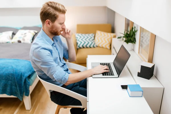 Schöne Selbstständige, die arbeiten — Stockfoto