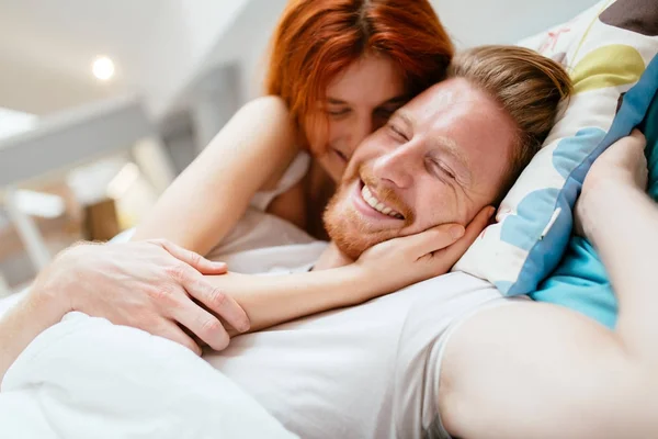 Hermosa pareja en la cama —  Fotos de Stock