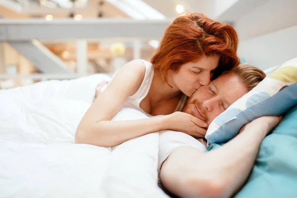 Hermosa pareja romance en la cama — Foto de Stock