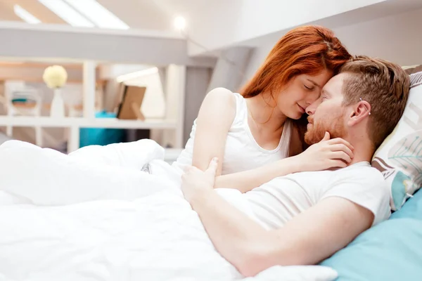 Romantický pár v lásce ležící na posteli — Stock fotografie