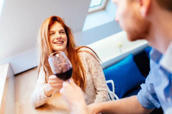 Schönes Paar trinkt Wein — Stockfoto