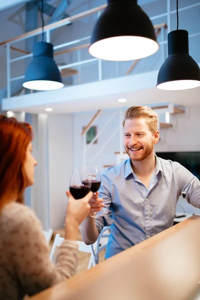 Schönes Paar stößt mit Wein an — Stockfoto