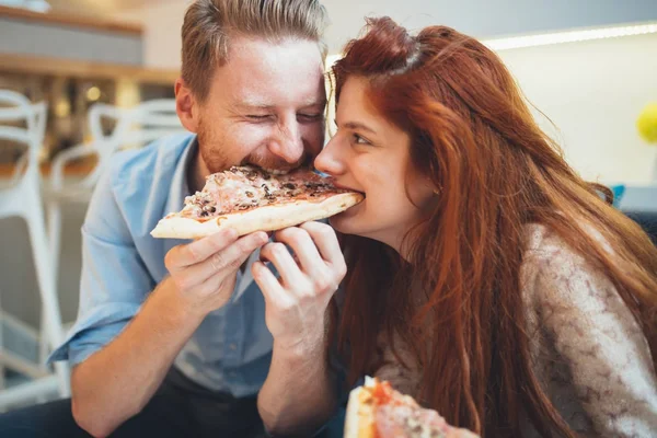 Pasangan berbagi pizza dan makan — Stok Foto