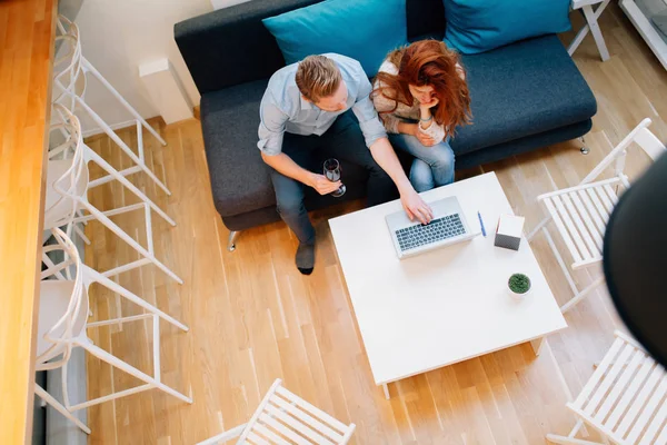 Pareja trabajando juntos en la habitación —  Fotos de Stock