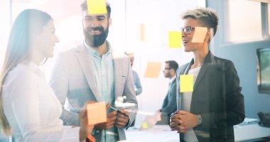 İş adamları iş yerinde eğleniyor ve sohbet ediyorlar.