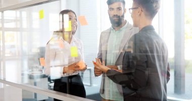 Modern ofiste mutlu çalışanları olan başarılı bir şirket.