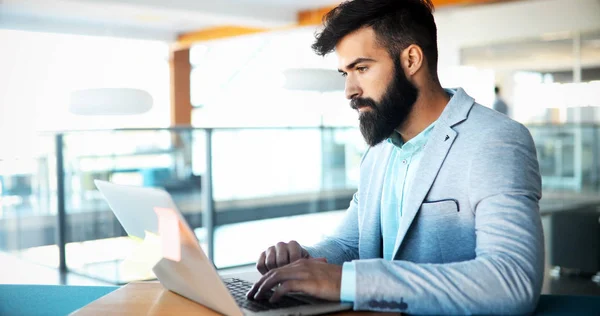 Professionele knappe zakenman met behulp van laptop op werkplek — Stockfoto