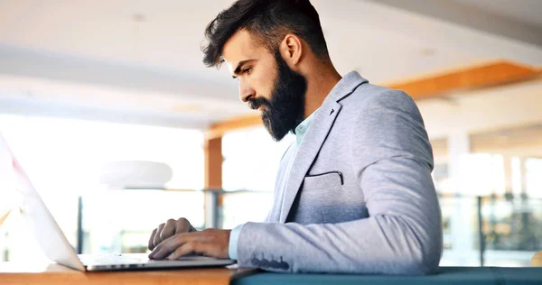 Professionele knappe zakenman met behulp van laptop op werkplek — Stockfoto