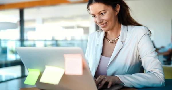 Ritratto Giovane Imprenditrice Che Lavora Computer Ufficio — Foto Stock