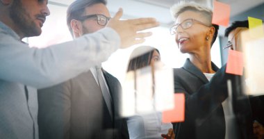 Genç tasarımcılar notlar ofiste yapışmasını resmini