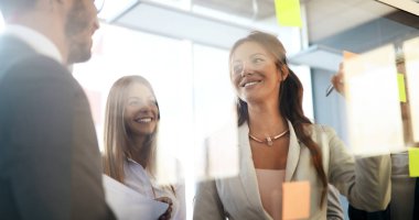 Ofiste iş proje üzerinde yaratıcı profesyonel iş adamları