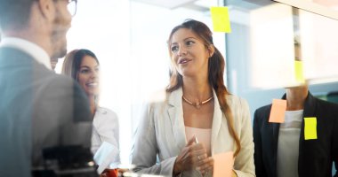 Çalışma ve modern iş ofiste toplantı iş adamları