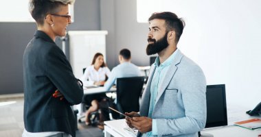 Bir grup mimar ve iş adamı birlikte çalışıyor ve beyin fırtınası yapıyorlar.