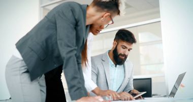 Çalışma ve modern iş ofiste toplantı iş adamları