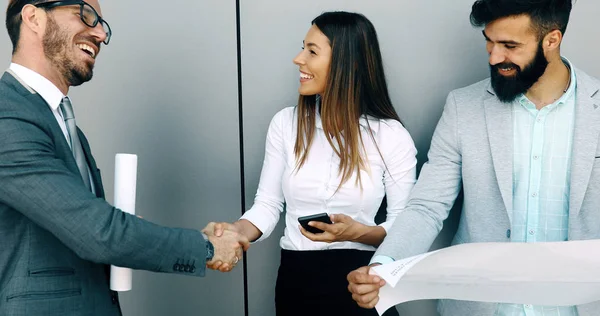 Geschäftsleute Haben Spaß Und Plaudern Büro — Stockfoto