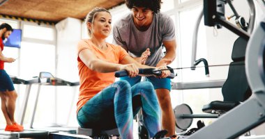 Kadın ulaşmak gol spor salonunda yardımcı antrenör