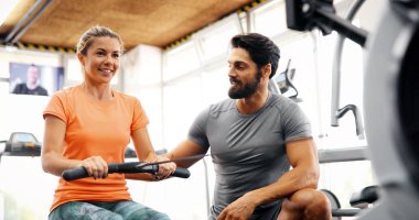  kişisel antrenör ile egzersizleri yapıyor kadın